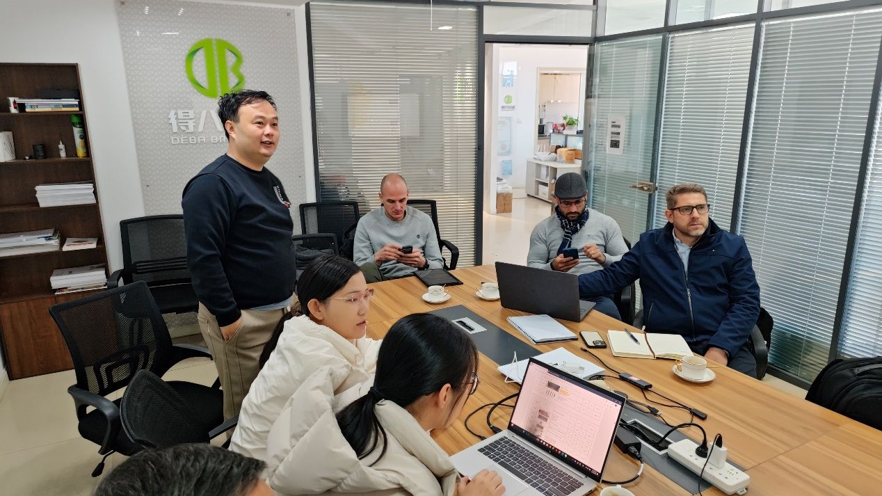 Парагвајските клиенти ги посетуваат браќата Деба, силно го одобруваат планот за фарма за свињи 12.000-Sow и јачината на производот